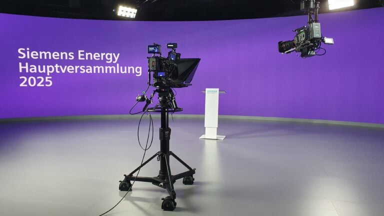 Teleprompter bei der Hauptversammlung von Siemens Energy 2025